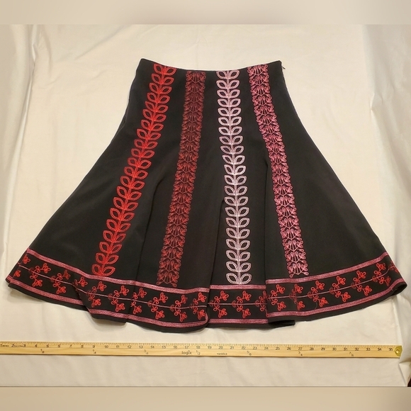 Sunny Leigh Dresses & Skirts - Sunny Leigh Skirt Women's 10 Petite Black Multicolored Embroidered Flare Midi.